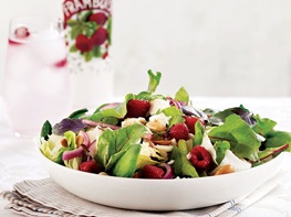 Yaban mersinli ve kivili salata